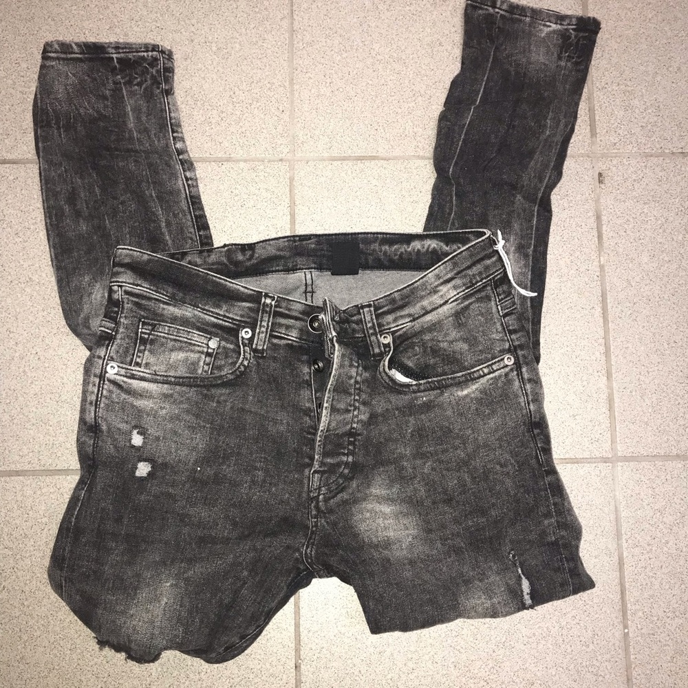 Grey/Black  Distressed Jeans 🔥